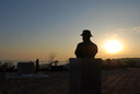 記念碑台のアーサー・ヘスケス・グルーム氏像越しに見る夕陽