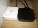 Apple TV（右）とAirMac Express（左）