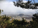 道中はひたすら険しいが、こんな絶景も望める　向こうに甲山と北山ダムが見える