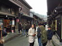 混み合う高山の古い町並