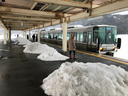 駅のホームに雪の小山