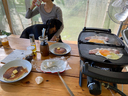 朝食はパンケーキとベーコンエッグ