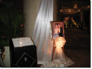 会場入り口に飾られている新郎新婦の記念写真
