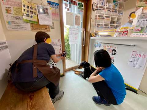 待合室で行きつけのお店の奥さんとバッタリ 待合室で行きつけのお店の奥さんとバッタリ