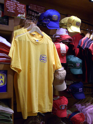 空港のショップで見つけたインカコーラのTシャツ