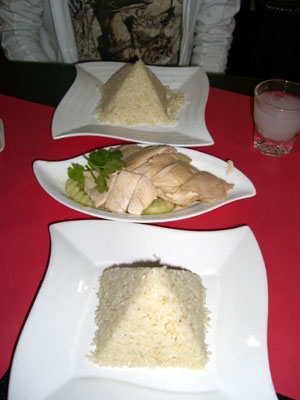 ピラミッドのように盛られたライスとチキンを一緒に食べるとメチャウマ