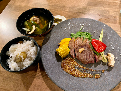 鹿のモモのステーキと栗ごはんに茗荷の汁物 鹿のモモのステーキと栗ごはんに茗荷の汁物