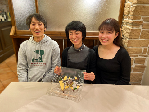 ドルチェを手にお祝いショット ドルチェを手にお祝いショット
