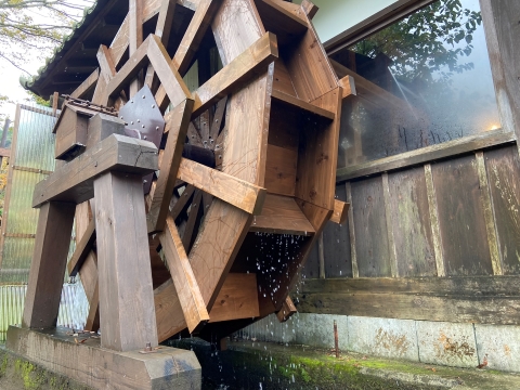 現役の水車小屋 現役の水車小屋