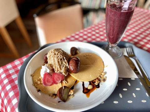 栗のパンケーキとアサイースムージー 栗のパンケーキとアサイースムージー