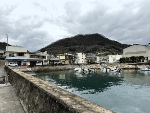 左奥に見える横山商店でたこ焼きを買った 左奥に見える横山商店でたこ焼きを買った