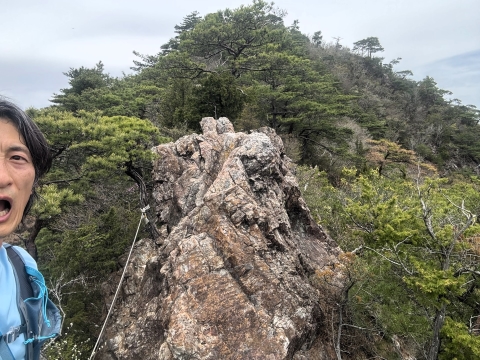この岩場の上を越えていく この岩場の上を越えていく
