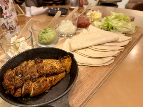 こちらはペリペリチキンとトルティーヤ こちらはペリペリチキンとトルティーヤ