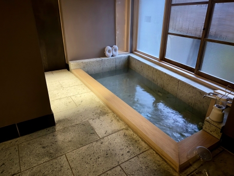 石の浴槽がまたゴージャス 石の浴槽がまたゴージャス