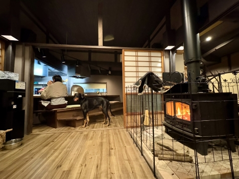 食事は扉を開けたところにあるカウンターで 食事は扉を開けたところにあるカウンターで