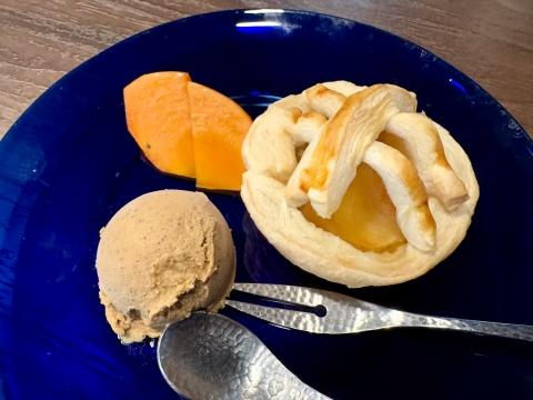翌日のカレーランチ用のアップルパイとチャイのアイスクリームを出してくれた 翌日のカレーランチ用のアップルパイとチャイのアイスクリームを出してくれた