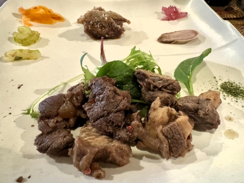 熊肉のラグー 奥は鹿の竜田揚げ 熊肉のラグー 奥は鹿の竜田揚げ