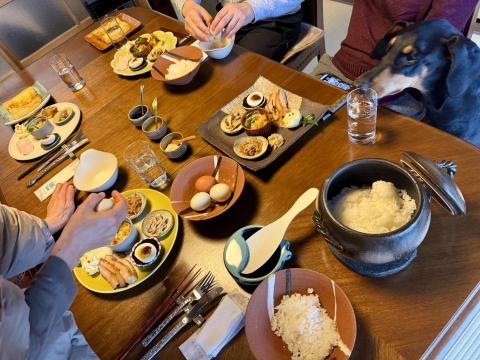 フレンチトーストや玉子かけごはんが並ぶ食卓 フレンチトーストや玉子かけごはんが並ぶ食卓