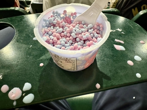 飛び散る謎のアイスクリーム 飛び散る謎のアイスクリーム