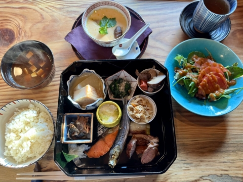 ������܂��a�H�̋��ɂ̈��