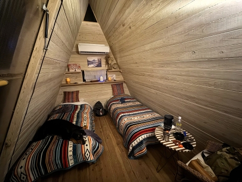 タイニーハウスで寛ぎ中 タイニーハウスで寛ぎ中