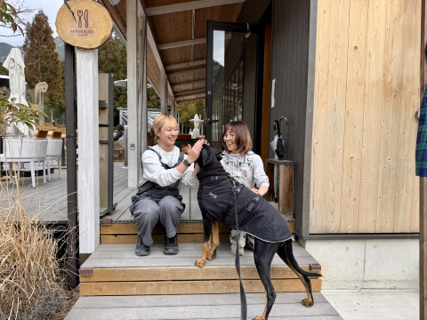 カフェのスタッフがお出迎え カフェのスタッフがお出迎え